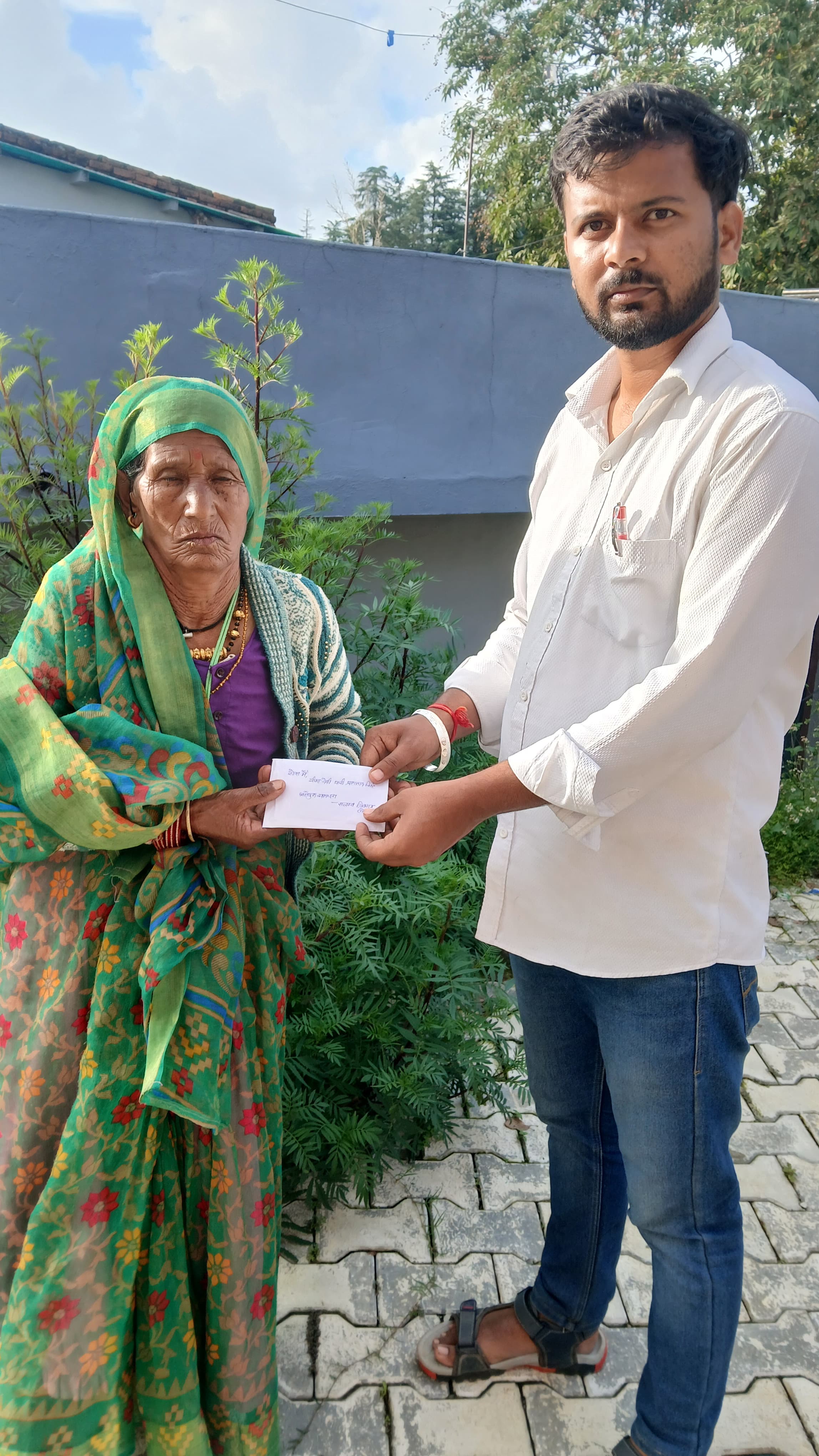 आपदा पीड़ितों को त्वरित सहायता  चंपावत प्रशासन ने दी ₹1.05 लाख पांच हजार रुपए की राहत